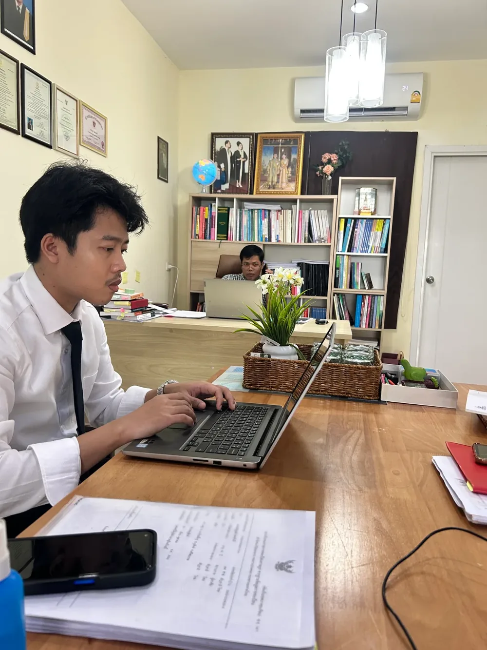 ทีมงานของสำนักงานกำลังทำงานในสำนักงาน